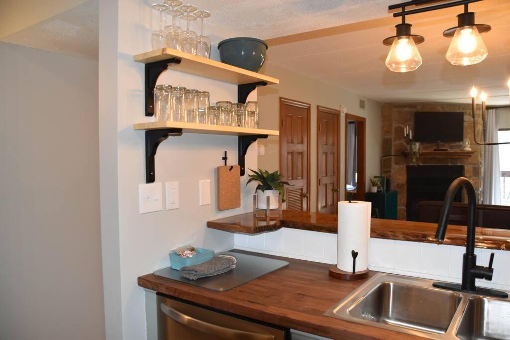 Апартаменти Cozy Mountain Getaway! Mountain Views! 2 Bed, 2 Bath, Sleeps 6 Гатлінбург Екстер'єр фото
