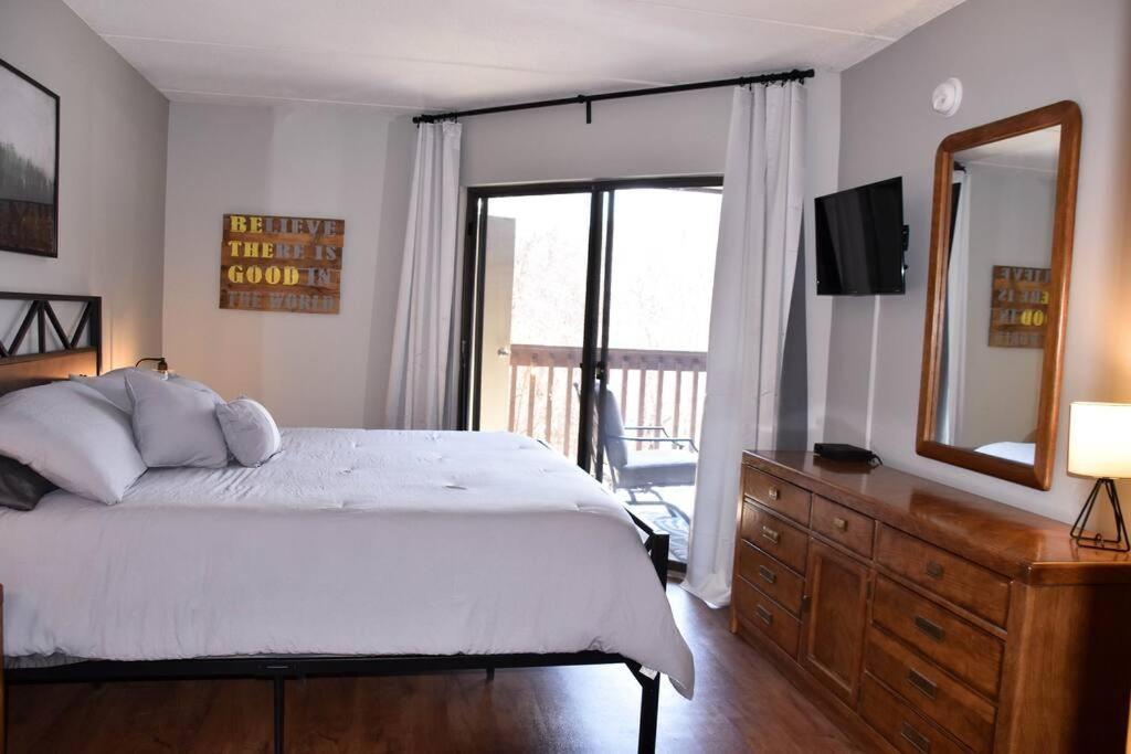 Апартаменти Cozy Mountain Getaway! Mountain Views! 2 Bed, 2 Bath, Sleeps 6 Гатлінбург Екстер'єр фото